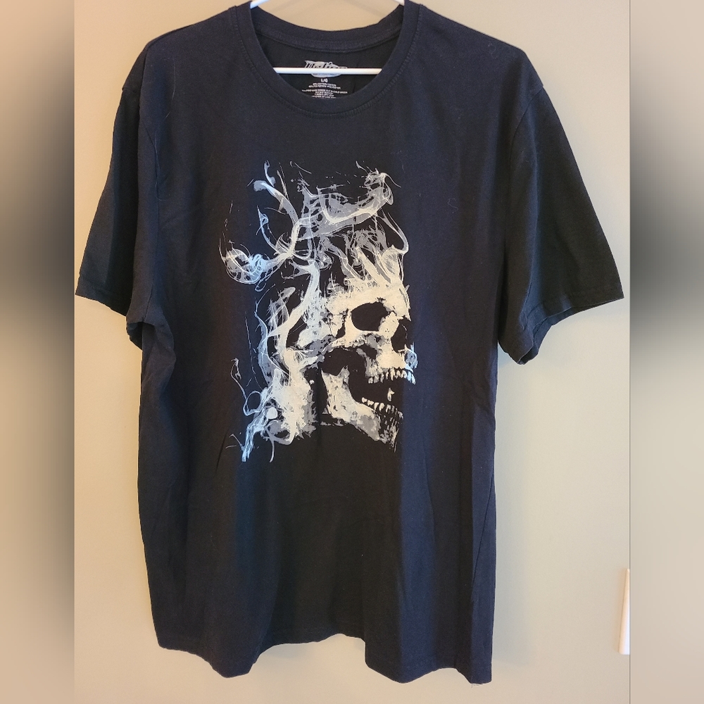 Smokey skull black Tee. EUC
